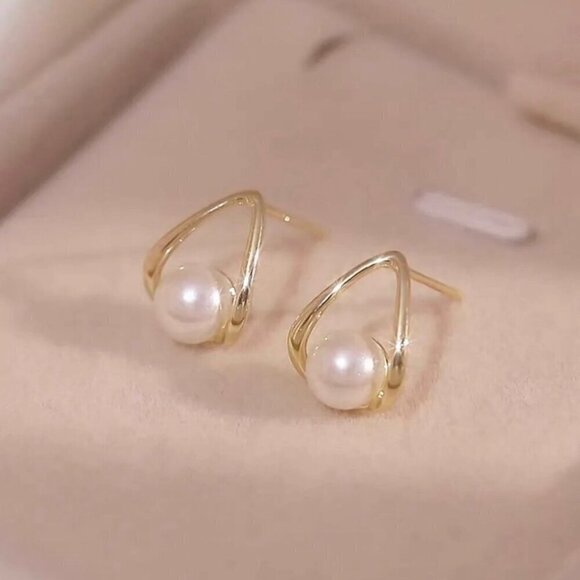 NWT 18K Gold Plated White Pearl Dainty Stud Earrings For Women - Picture 4 of 11